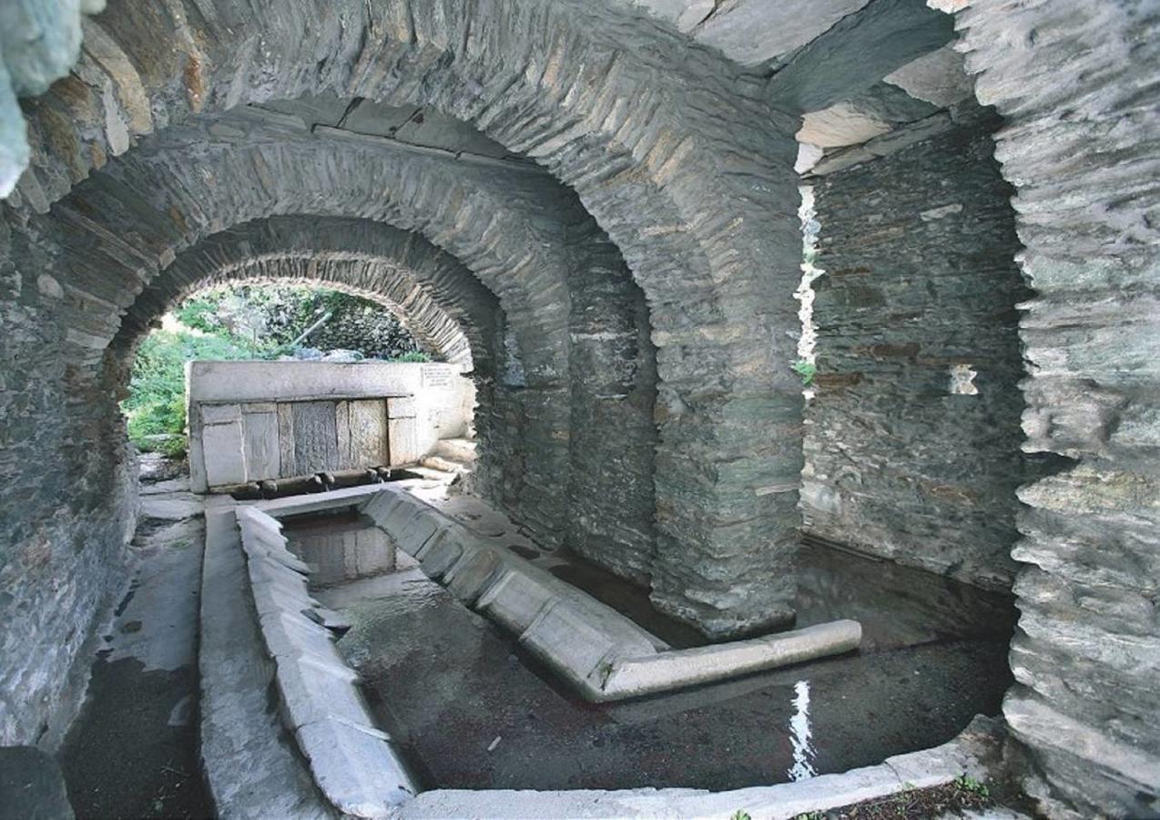 "Aura" Apt In Stone Tower 1690 • Andros Aidonia  Buitenkant foto